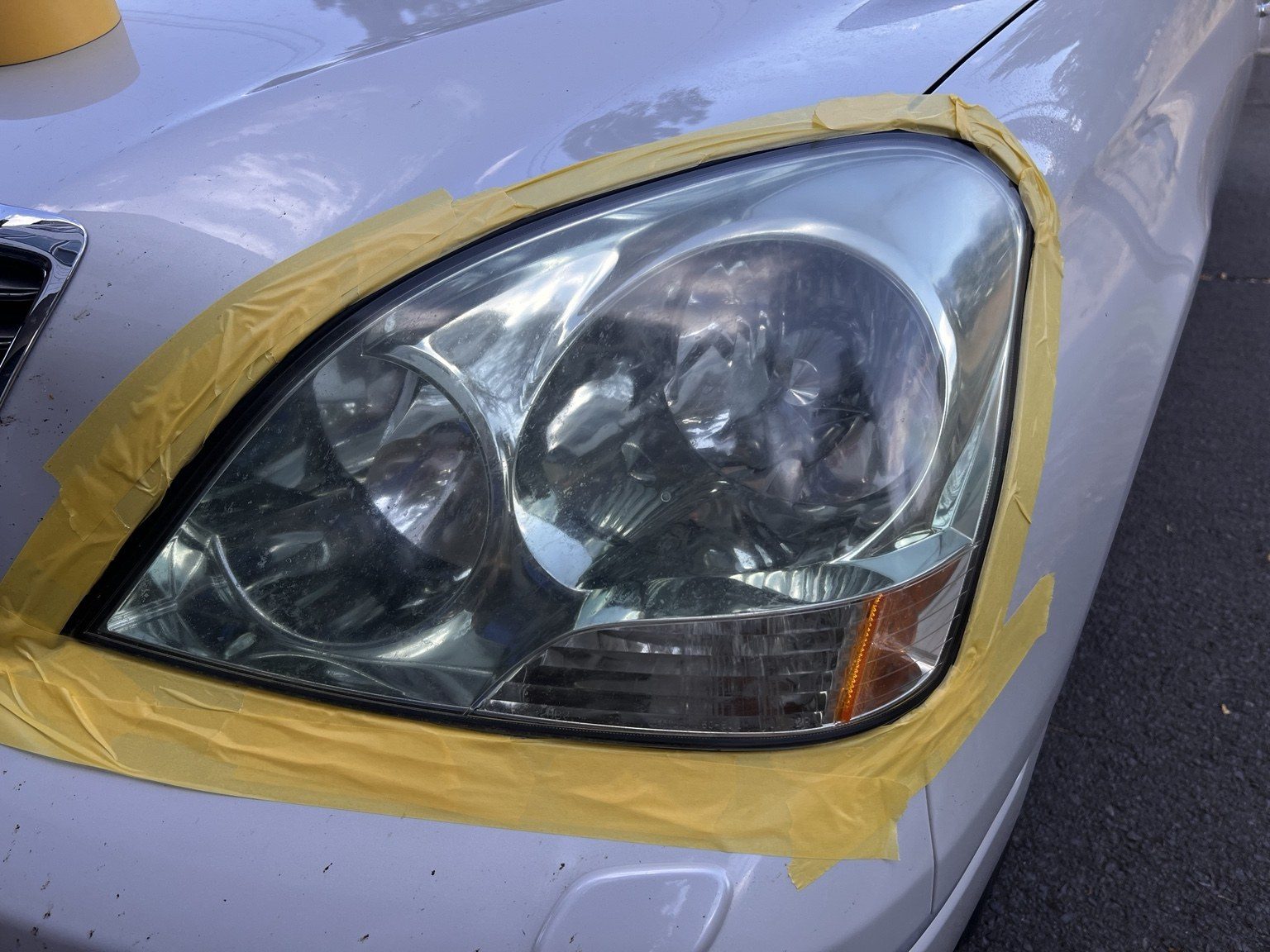 Cloudy Lexus LS430 headlight before KBHR restoration